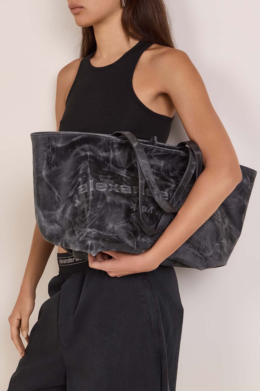 תמונת כל הלוק של תיק נשיאה